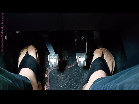 Ein wirklich Großer Spaß ist das Spielen der Pedale im Auto mit Sexy Schuhen, Barfuß oder wenn meine Füße in Feinstrumpf stecken.