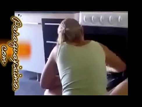 rica mami de casa limpiando su cocinita