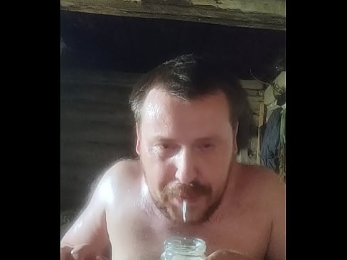 Сперма во рту.конча на лице. русский парень из деревни  пробует свежую сперму. полный рот спермы у русского гея.