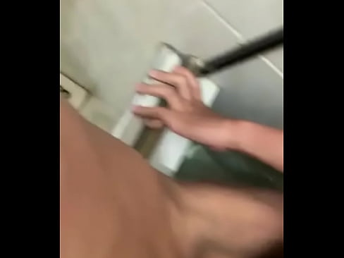 pegando o putinho na banheira do motel