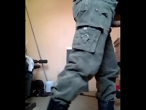 Torturandobolas con army boots