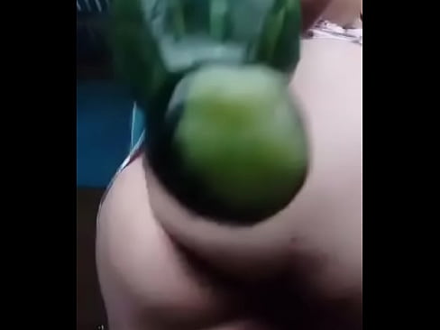 Latina se masturba con una verdura