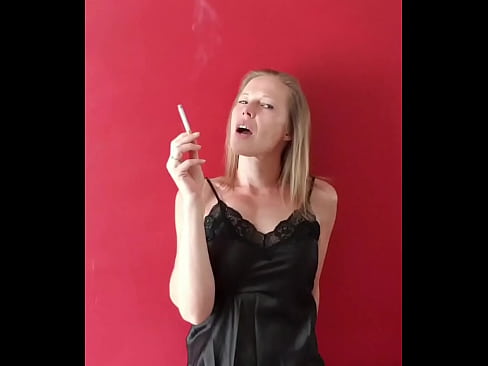 Vlaamse milf rookt en speelt met haar poesje