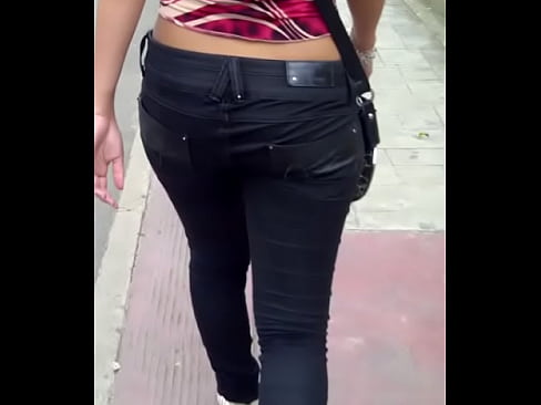 mujer linda caminando en la calle