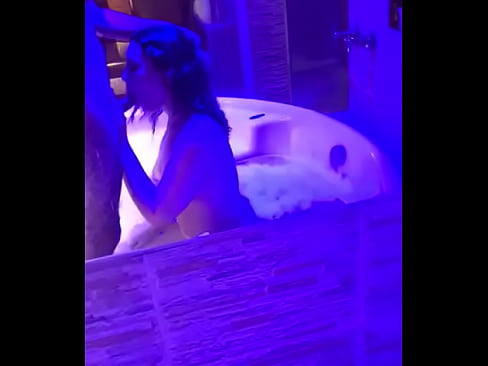 Blowjob en el jacuzzi del hotel