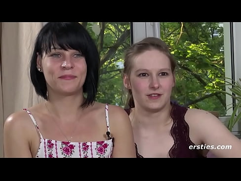 Deutsche lesbische Mädchen benutzen ein knallhartes Spielzeug