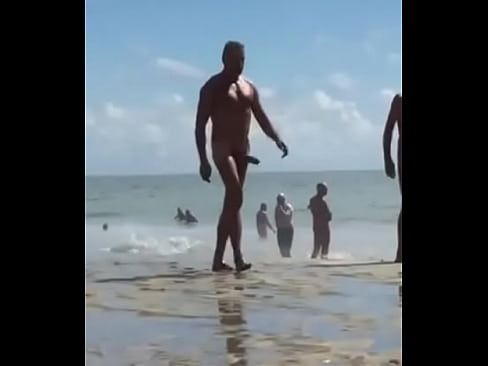 Coroa com o pau enorme caminhando na praia