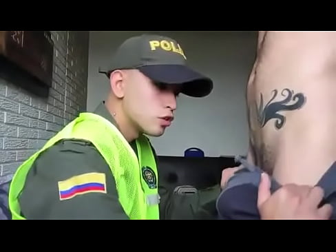 El policia colombiano da una mamada