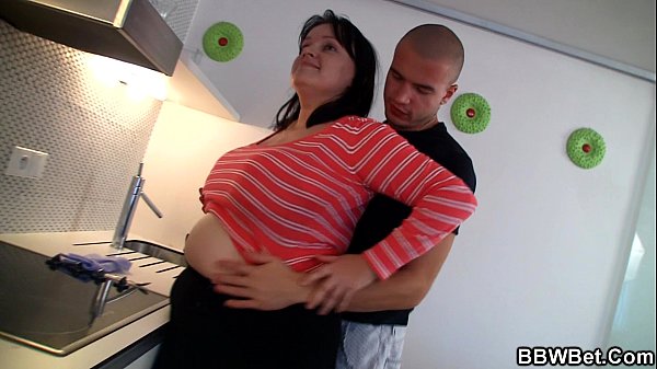 He fucks fat girlfriend from behind on the kitchen