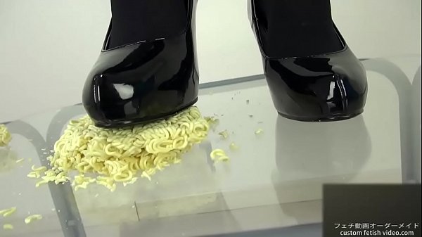 Pumps foodcrush Noodles into pieces