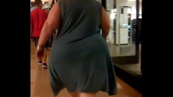 Hermosa mujer de obseno culo, piernona y caderona de vestido veraniego descaradamente paseandose en el shopping