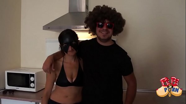 pareja de folliamigos se disfrazan para grabar porno
