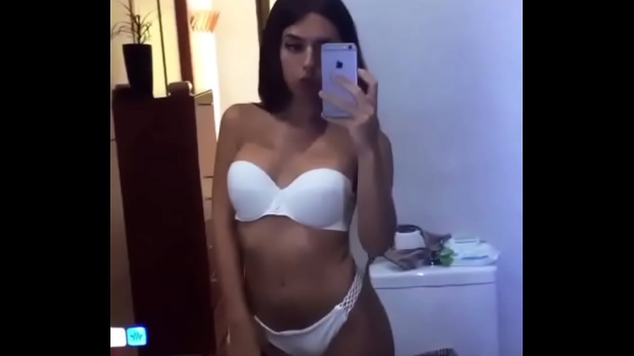 Todos los bikinis le lucen bien a esta puta