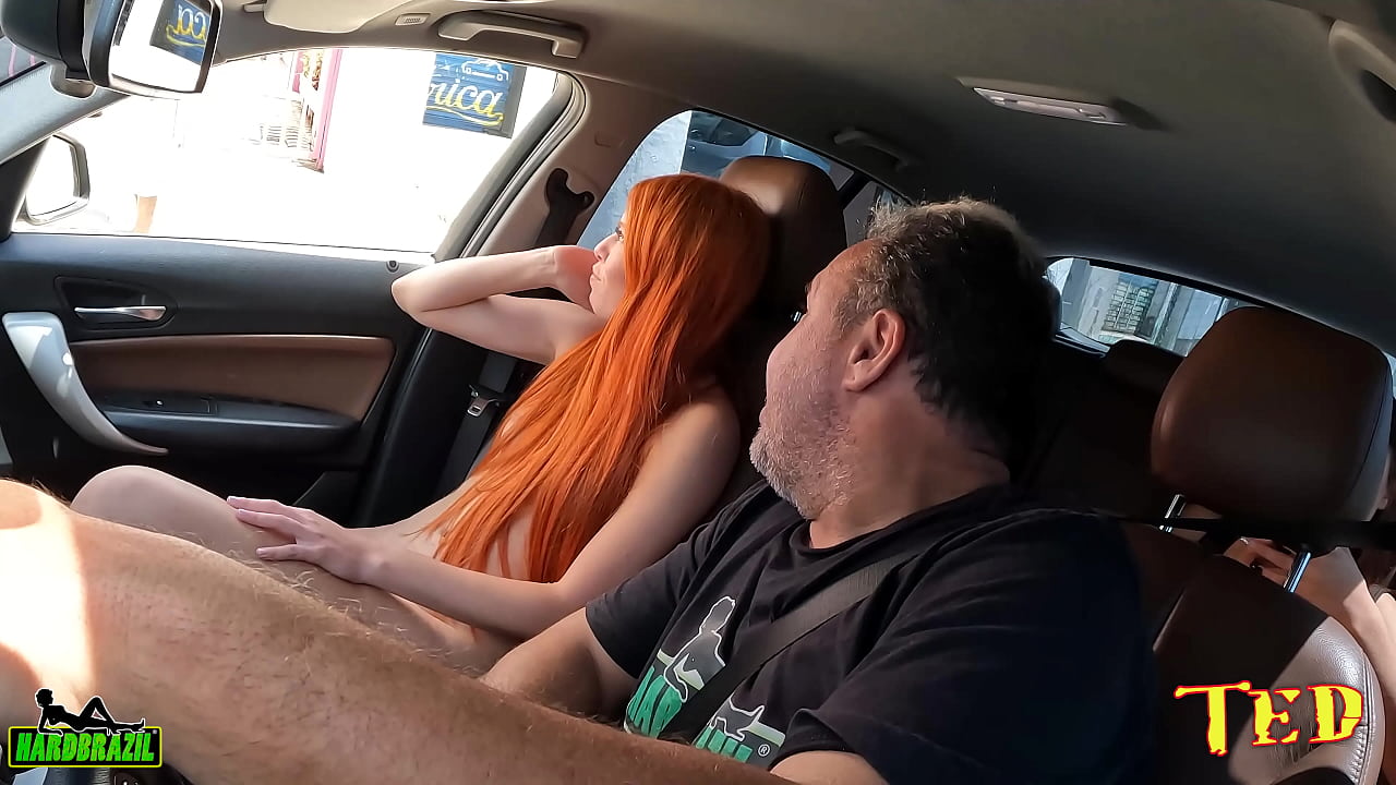 linda ruiva resolve ser atriz pornô e entrou pelada no carro