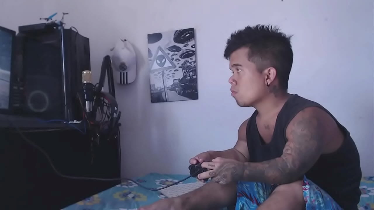 mientras el enano se divierto jugando con sus videojuegos la hermanastra llega cachonda a jugar con su pene