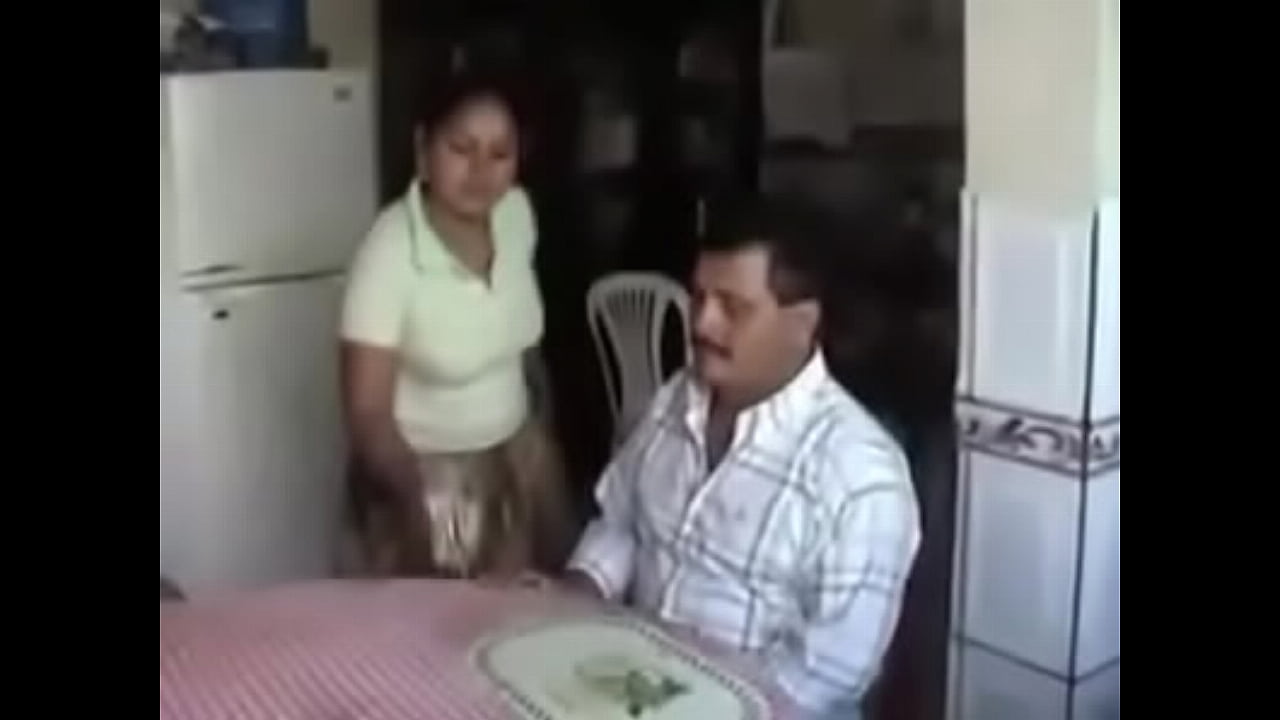 Vieja Puta Dando Agua de Calzon Guate.MP4