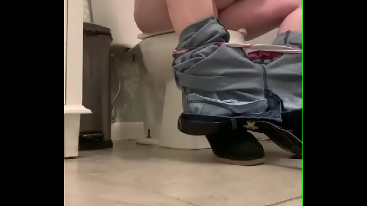 Watch sexy girl in the restroom