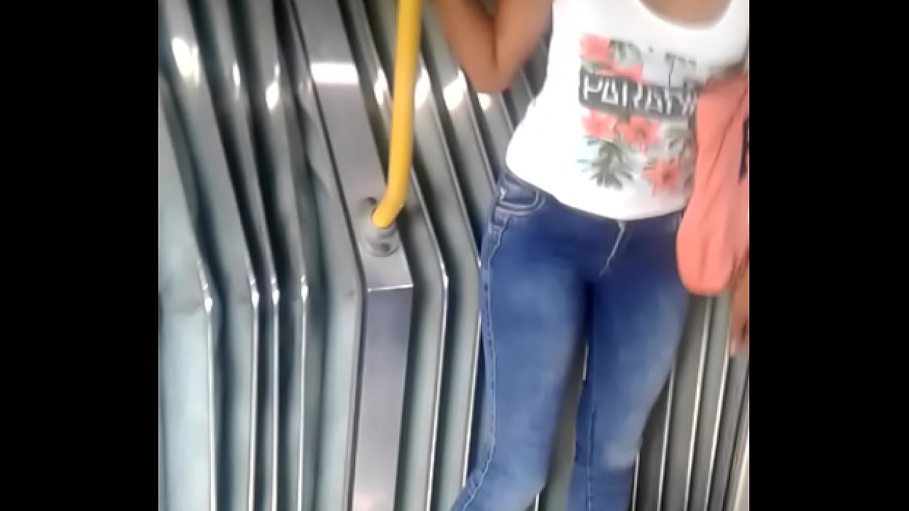 Encontré a esta rica chica en el metro