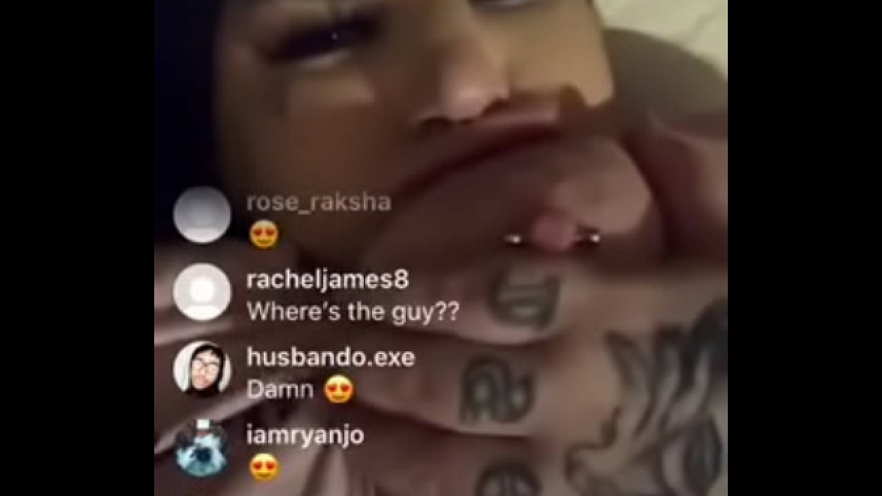 IG thot sucking her tits on live