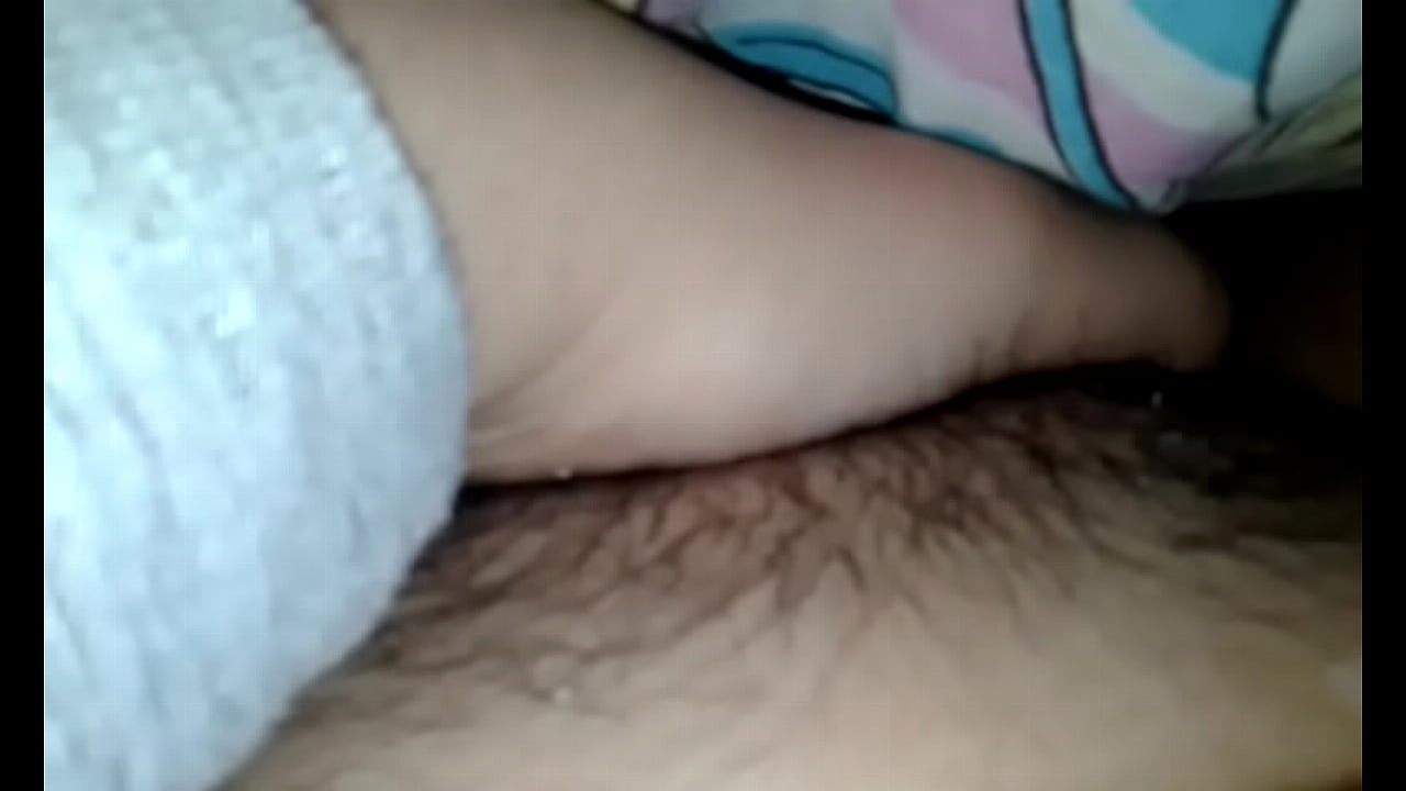 Gordita sexy masturbandose con la concha peluda