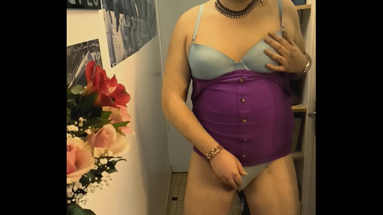 Jinna grosse sissy française se déshabillant et jouant avec un vibrateur. Étalé son sperme sur ses seins a la fin.