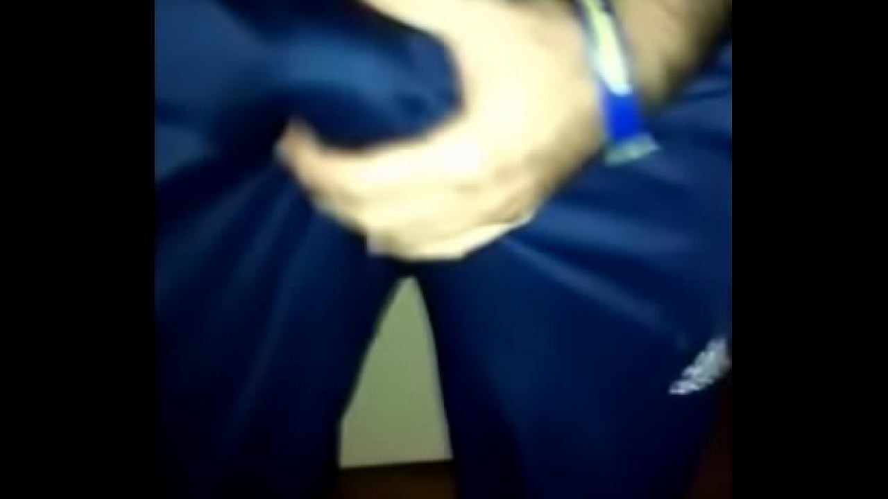 manoseando el bulto en pantalón adidas y acabando (paja)