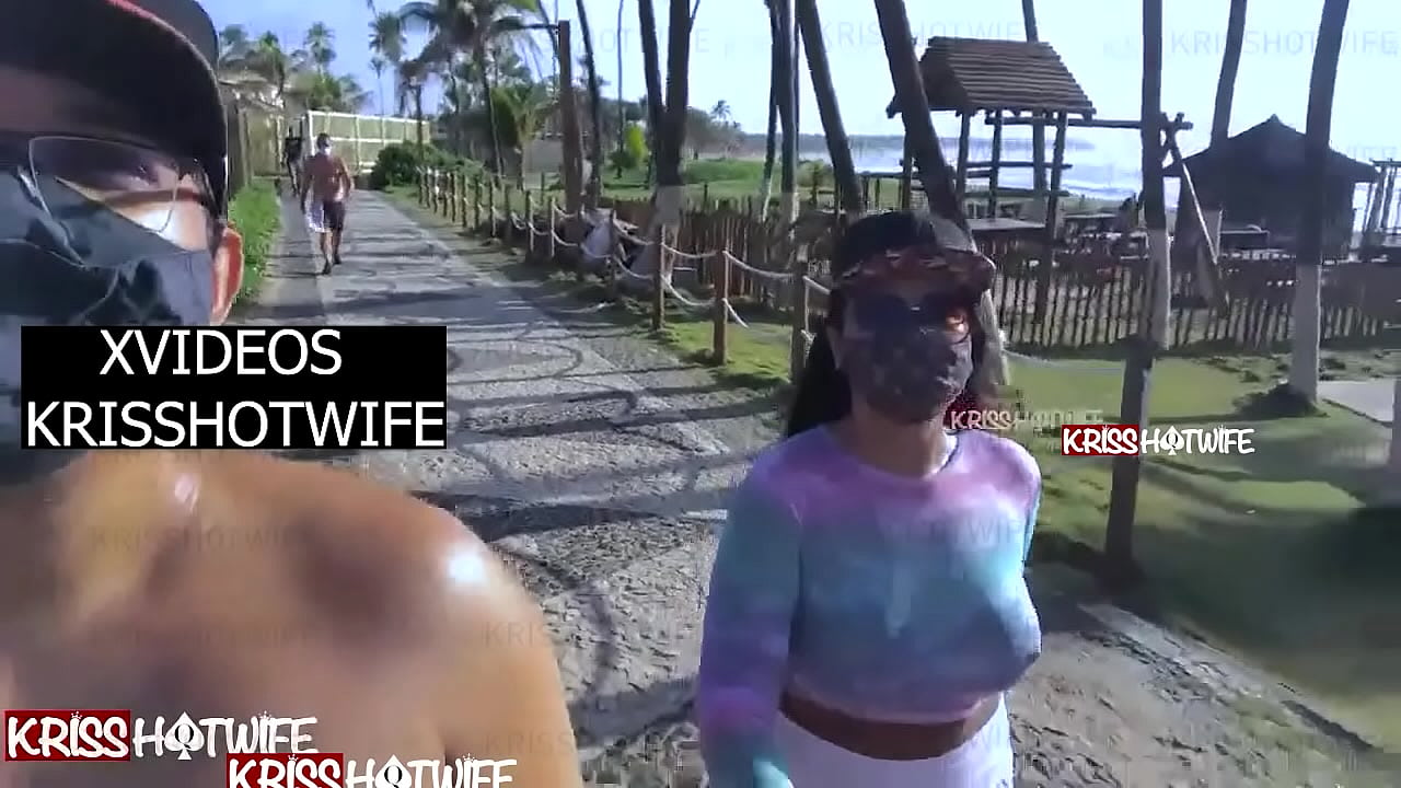 Kriss Hotwife Se Exercitando Na Praia Pública Lotada Com Blusa Totalmente Transparente Deixando Os Peitos a Mostra