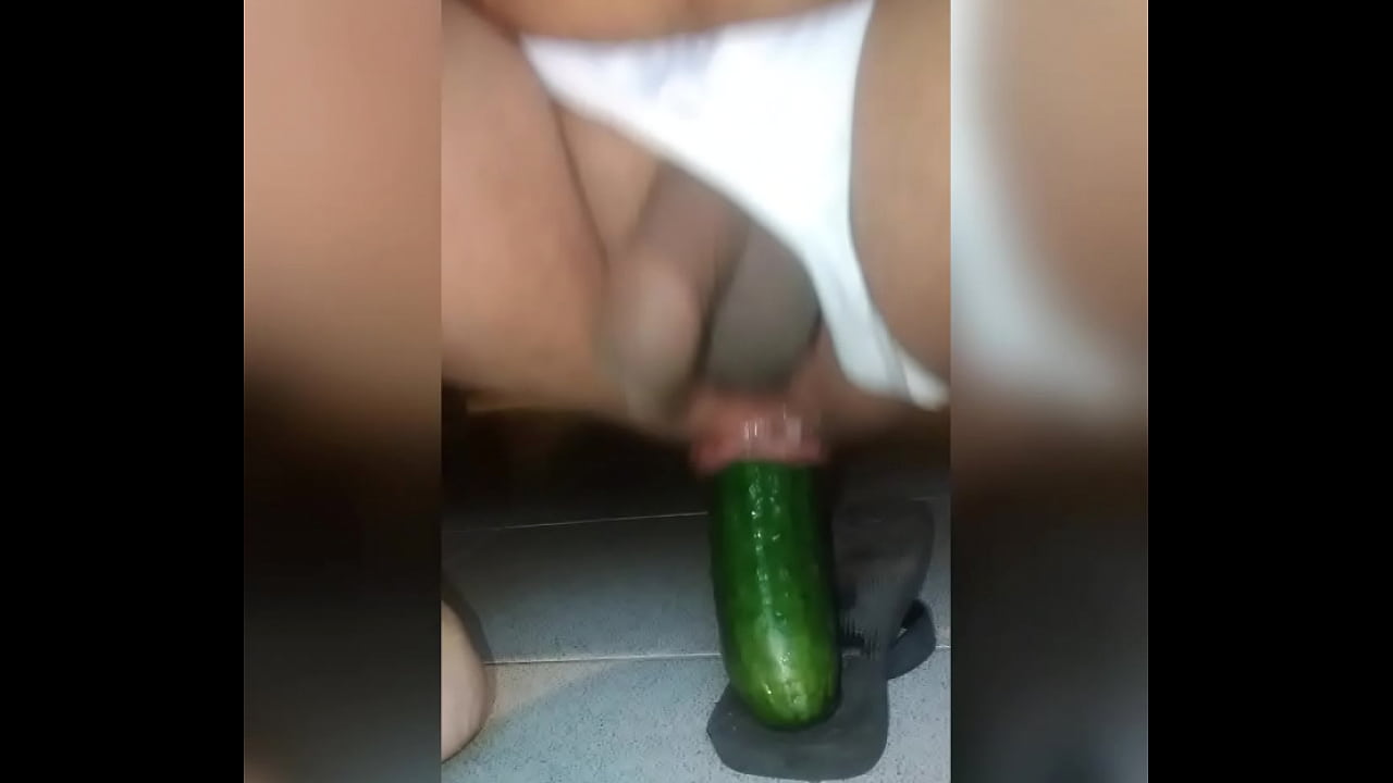 Dildo con un pepino