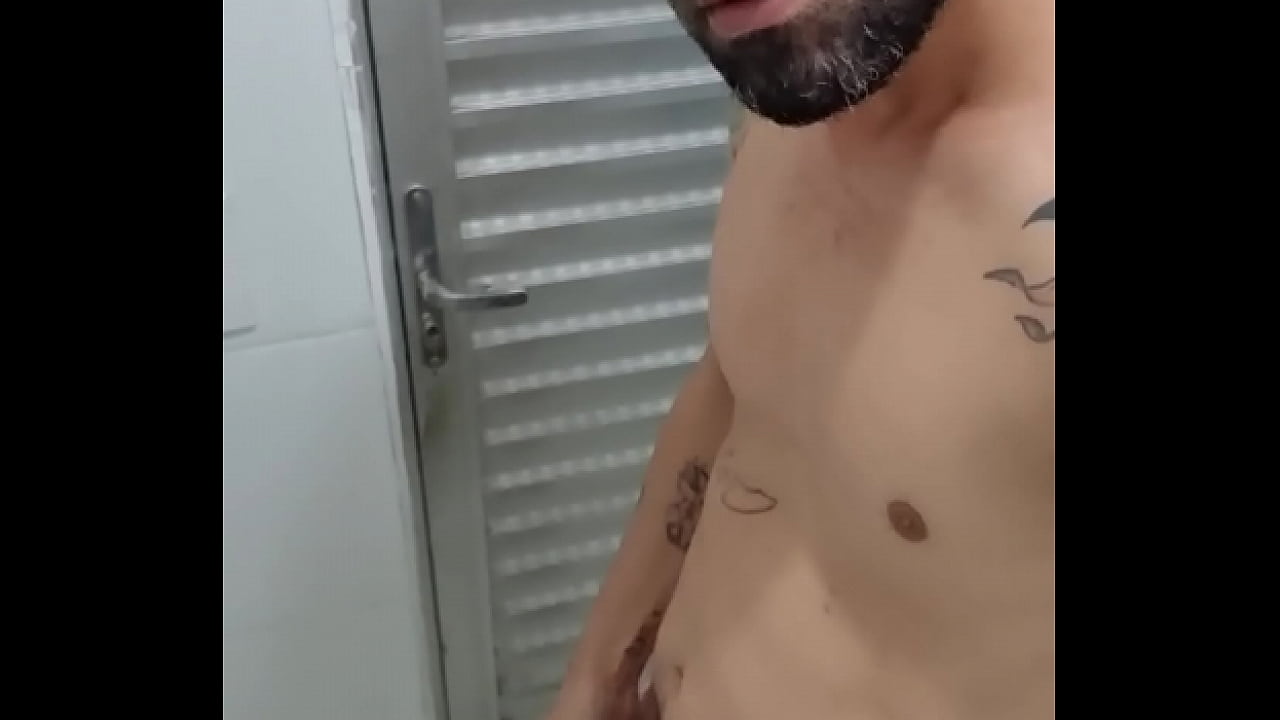 De pau duro no vestiário