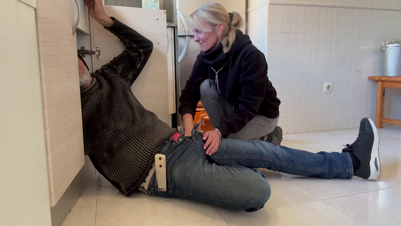 SPANISH MILF SUCKING COCK TO THE PLUMBER IN THE KITCHEN