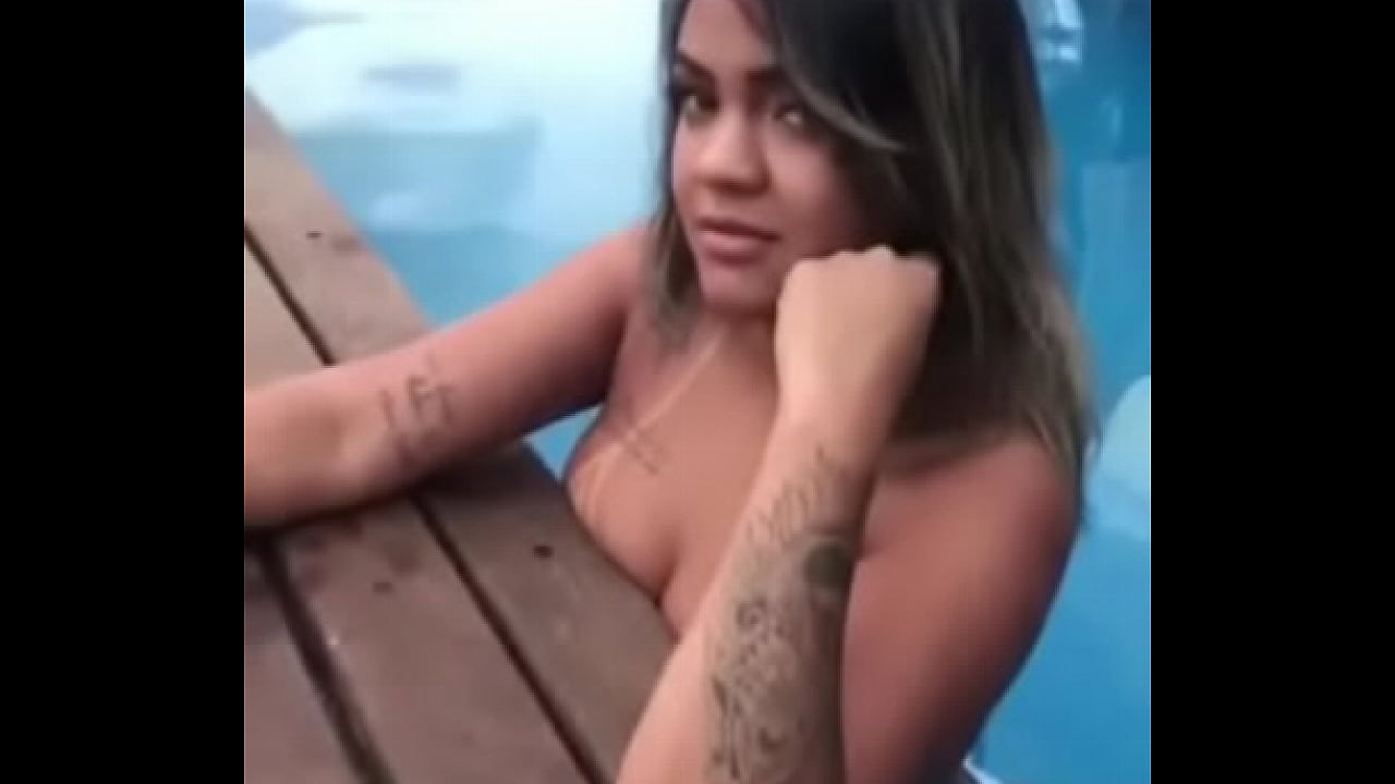 Gata muito gostosa faz um vídeo muito gostoso na piscina