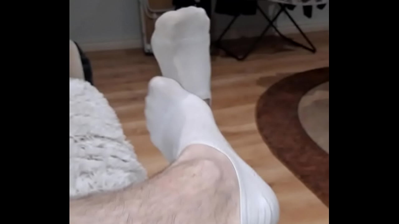 WHITE ANKLE  WEARING TO BE STINKY AND SWEATY