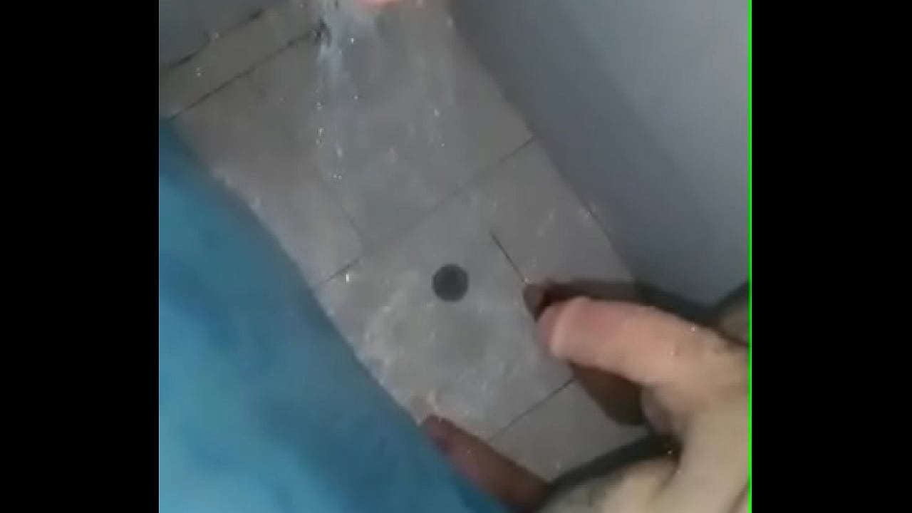 Otra pajota en la ducha pero esta vez muestra la cola peluda