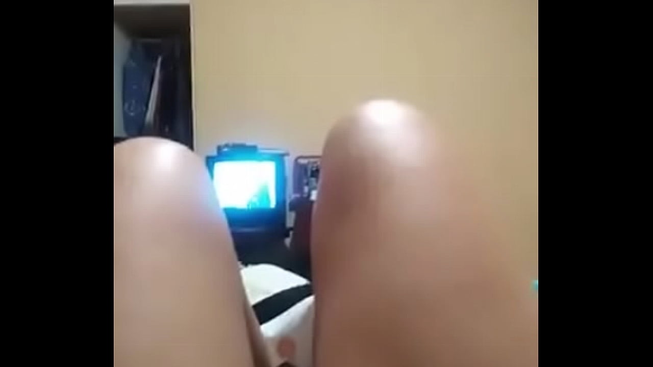 Amiga con ventaja tocandose para darme su leche