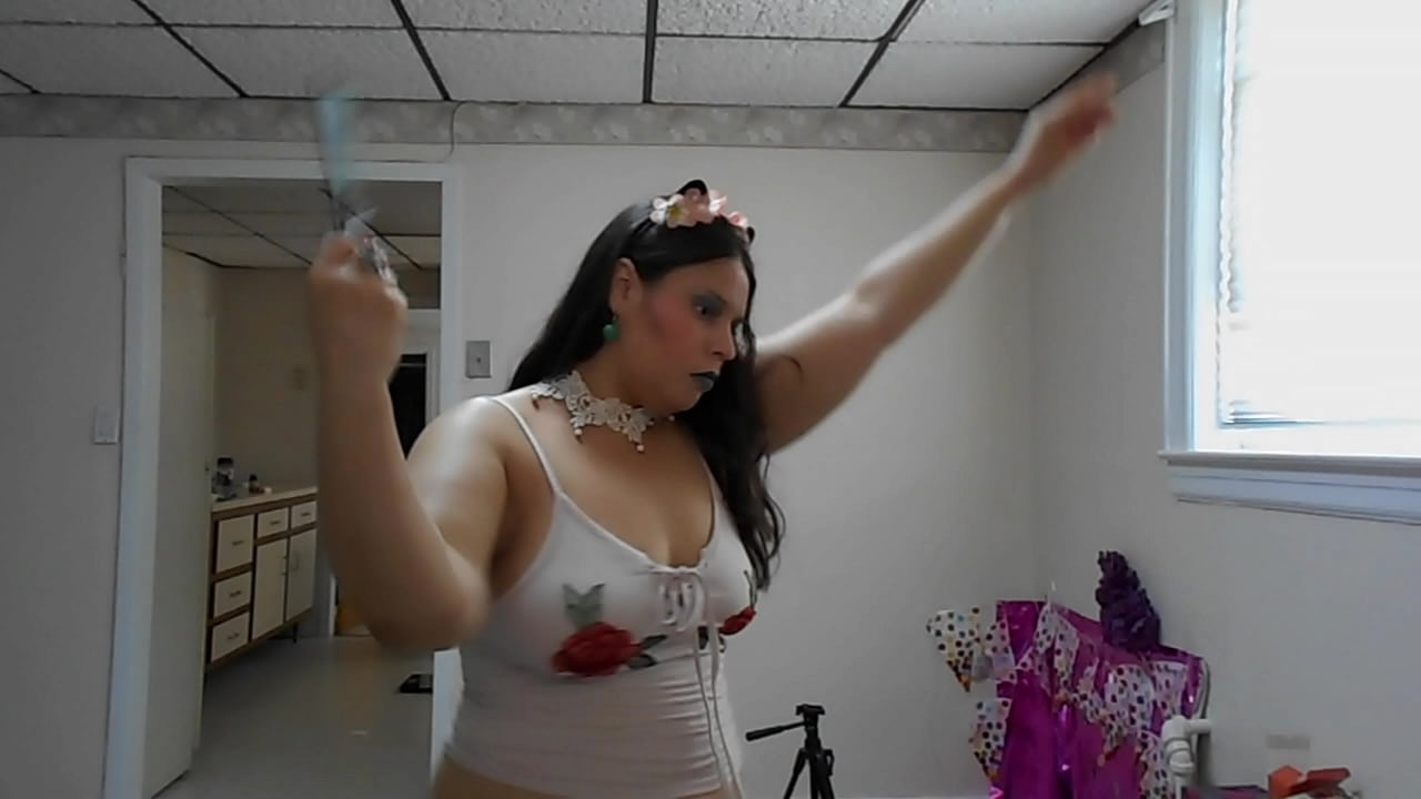 Ginger Paris Aka Sexy Mendra Moving Her Body