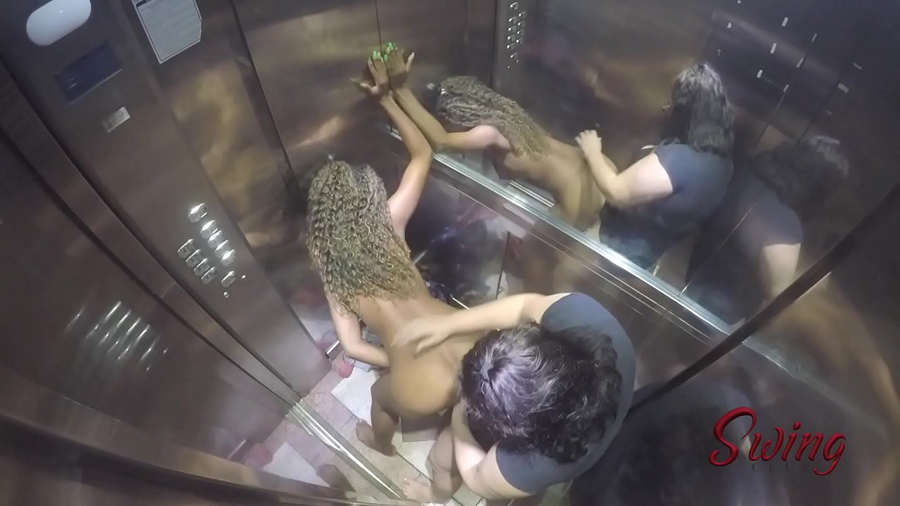 Duas gostosas se pagando no elevador