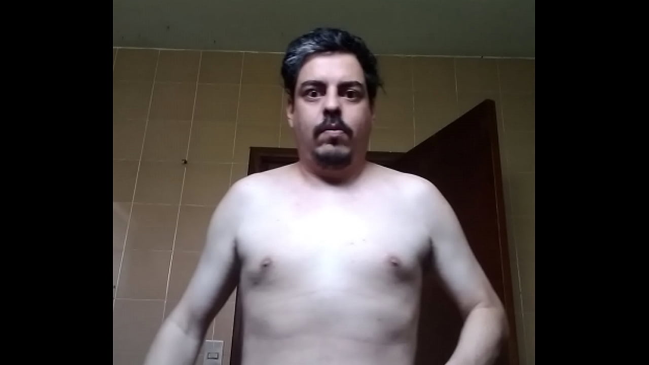 Homem se mostrando pra câmera sem camisa