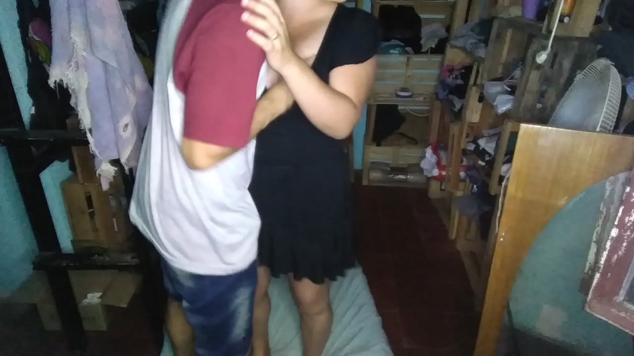 Manoseándole las tetas a mi pareja con vestido negro por la noche mientras mis padres no estan