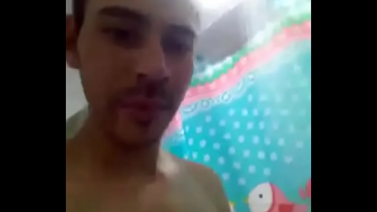 hetero en baño me manda videos