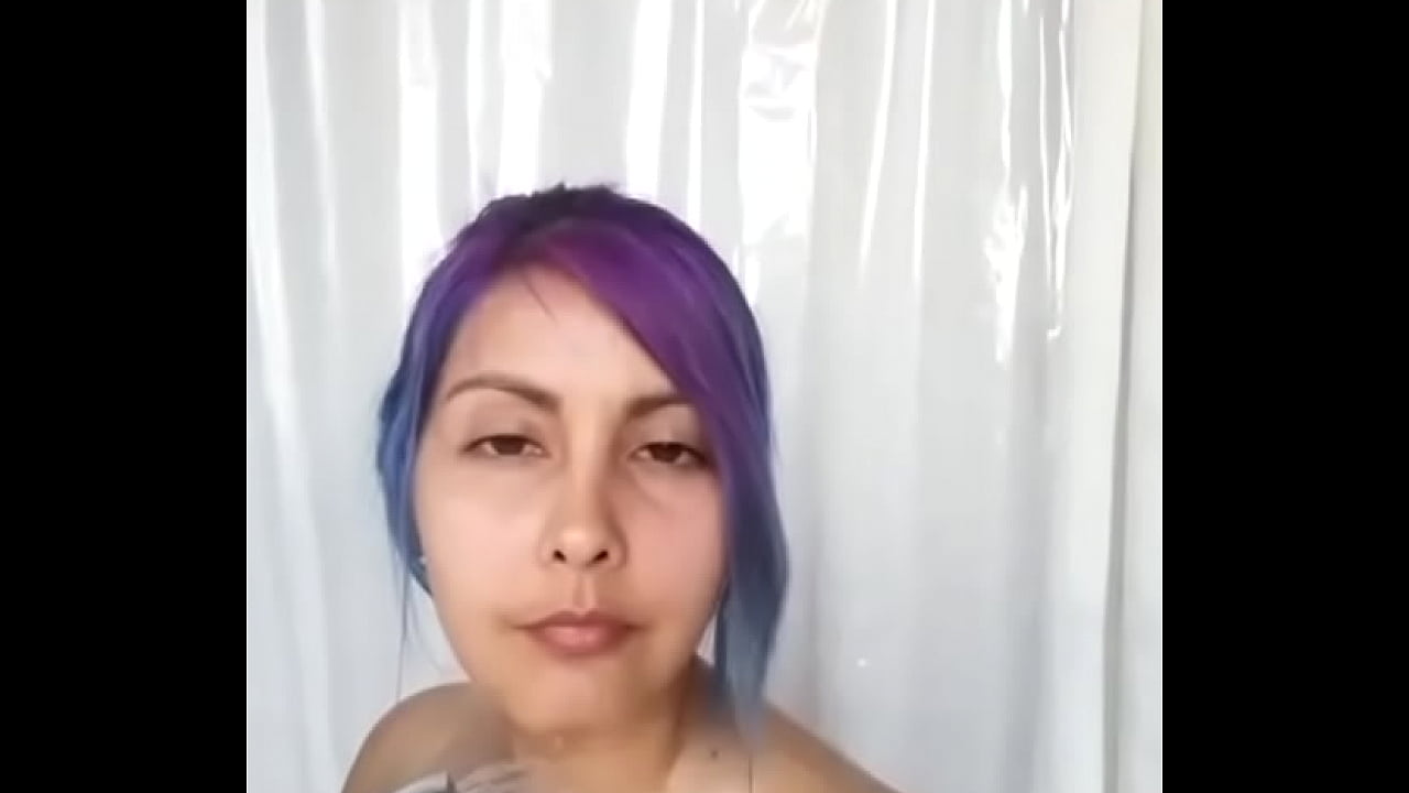 Mi novia hace una transmisión en vivo bañandose