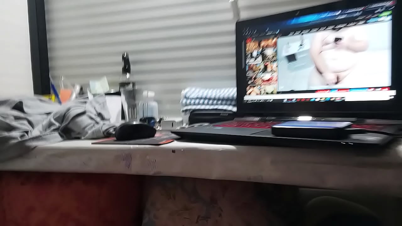 imi place foarte mult sa ma masturbez la webcam  sa imi beau pisatul si sa imi mananc sperma