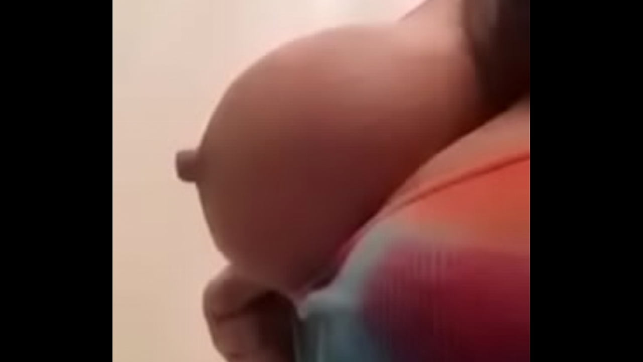 Jovencita con pezones ricos y grandes tetas