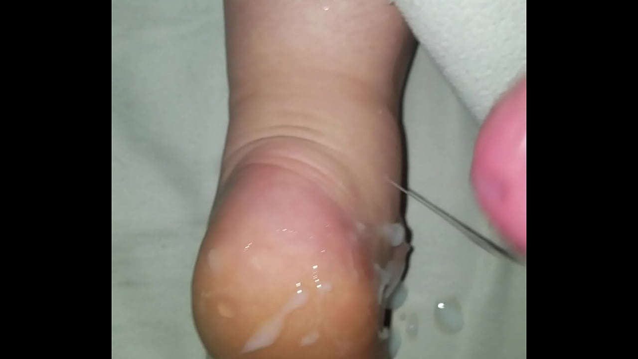 I cum on her feet