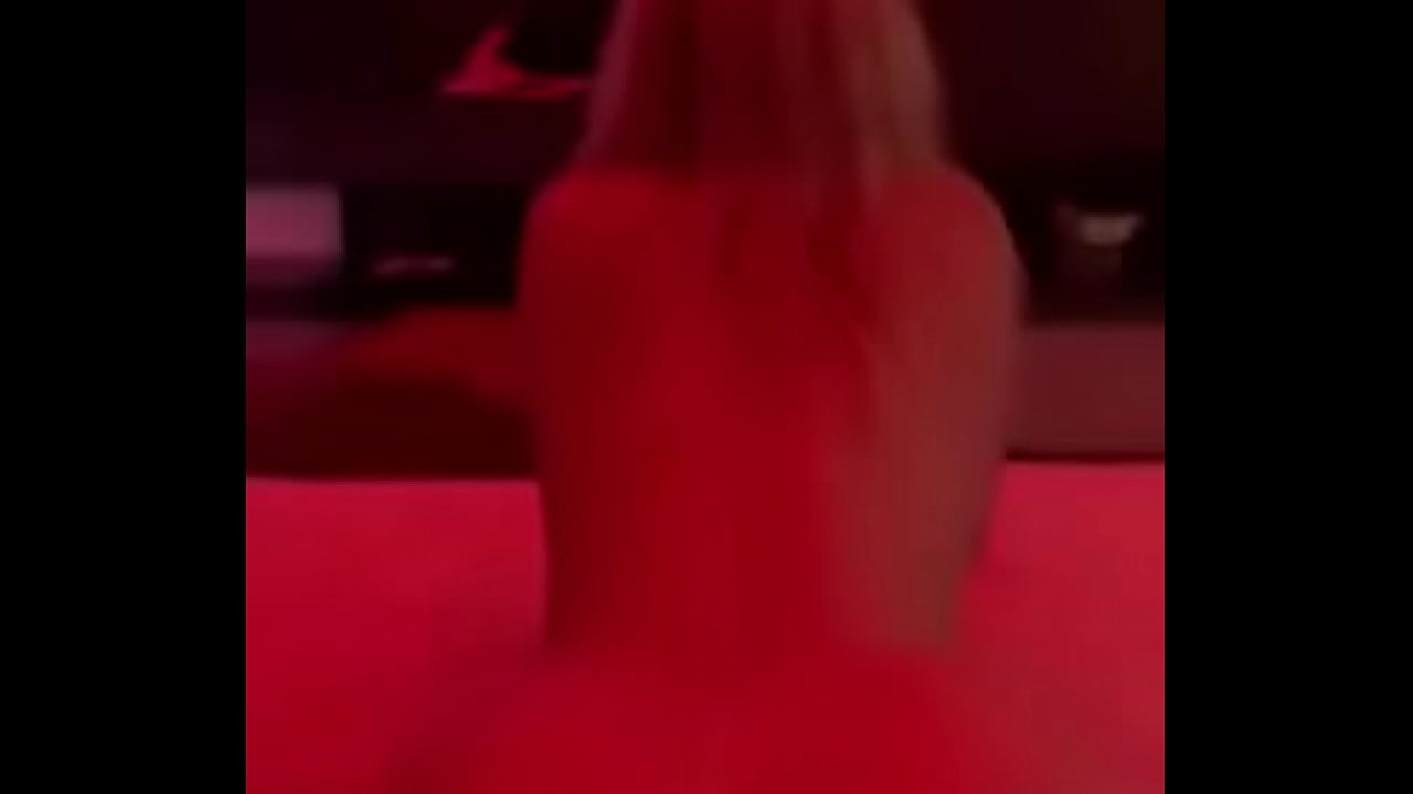 Está hermosa rubia cabalga mientras gime rico