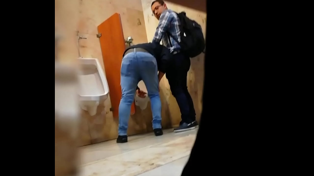 Chupando en baño