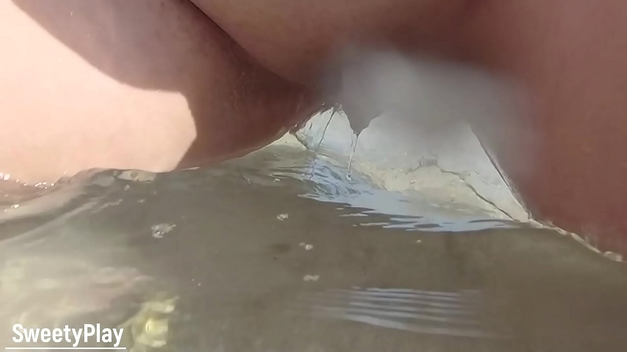 Shaved pussy peeing on public beach