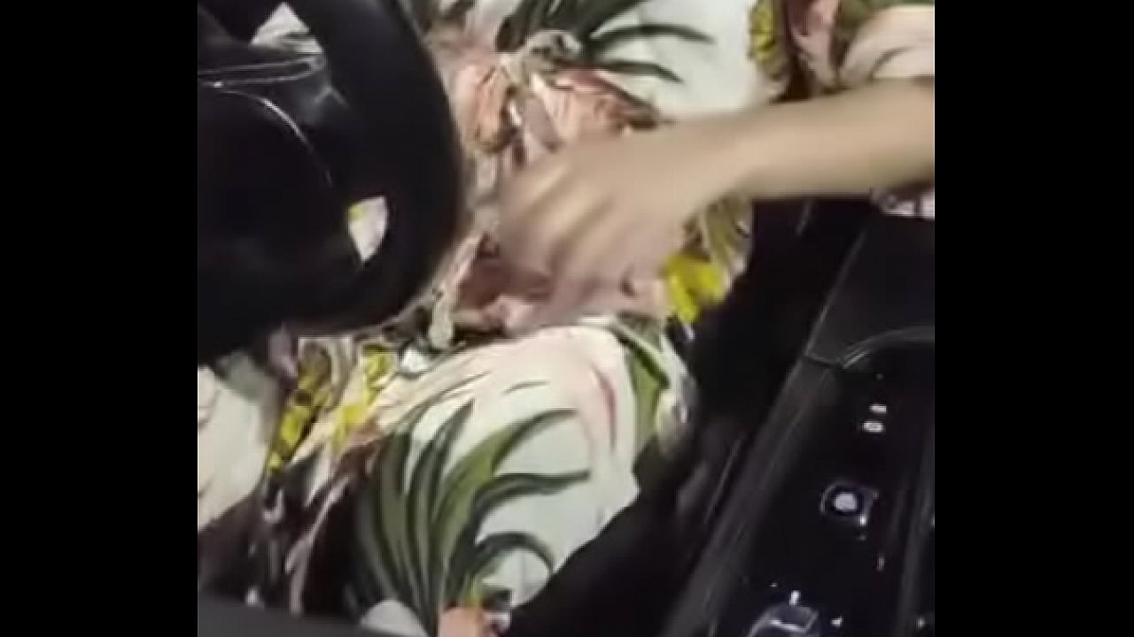 Wife fucks herself in car