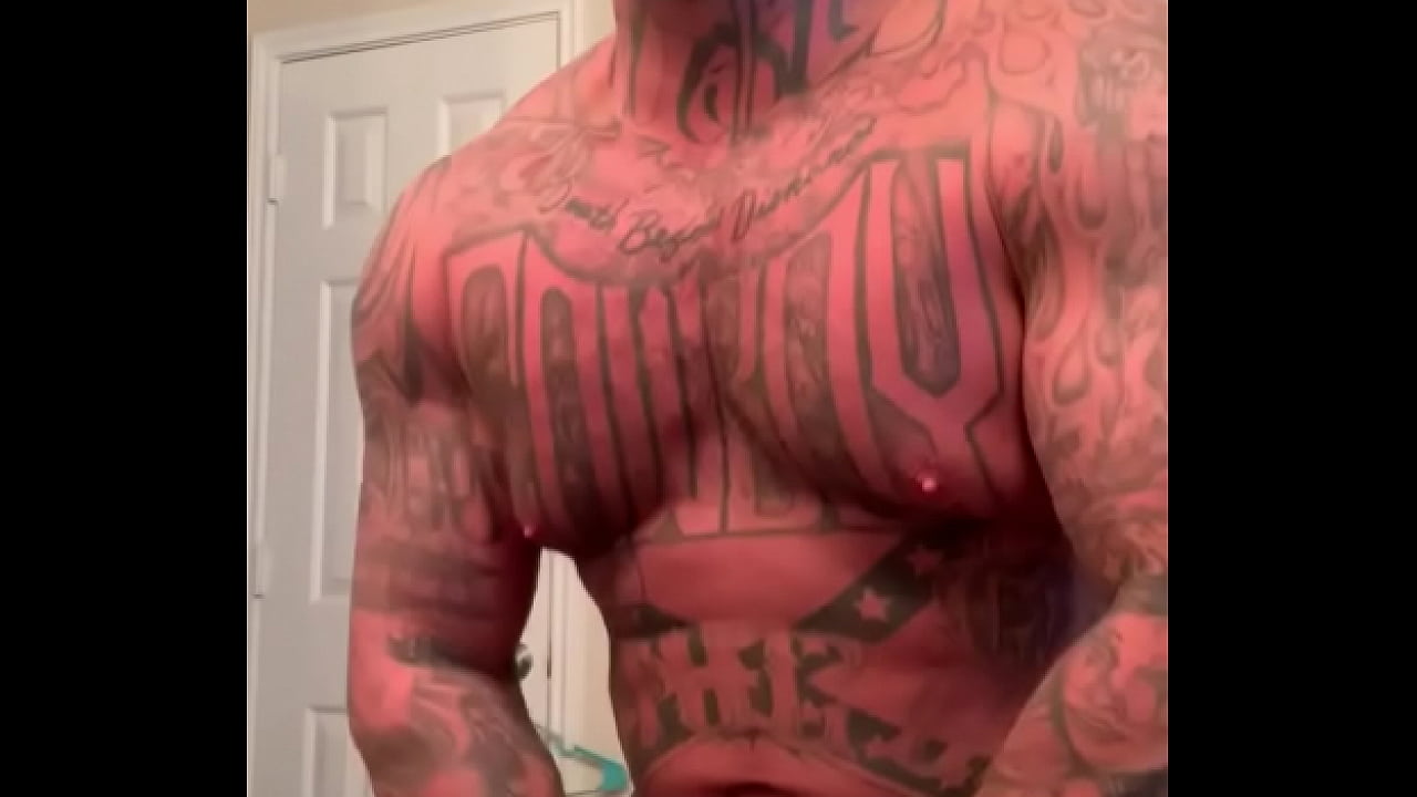 Muscular sexy white man jacking off. I want to eat your pussy