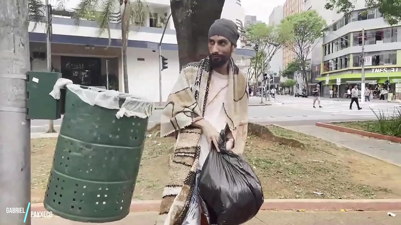 Ajudando o Morador de Rua Com Tesão de Comer um Cú