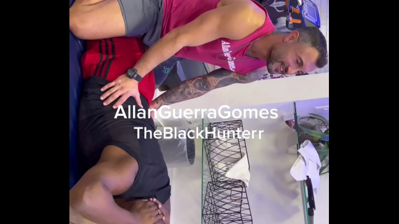 O lutador de MMA Allan guerra pegou o negão pra treinar e acabou em broderagem na sauna da academia